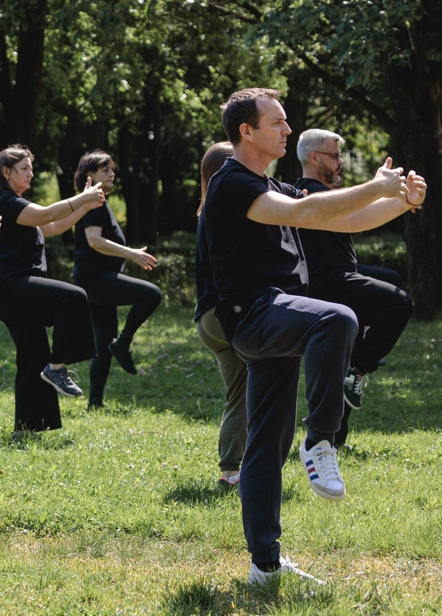 Tai Chi csoportos gyakorlás szabadtéren