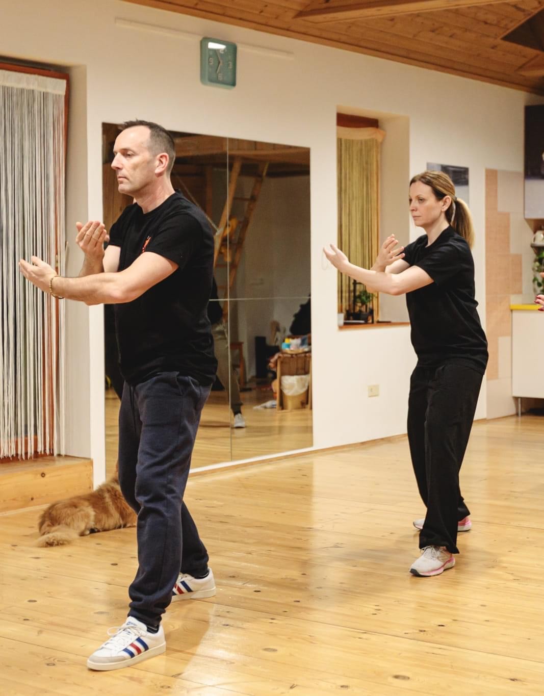 Tai Chi gyakorlás beltéri környezetben